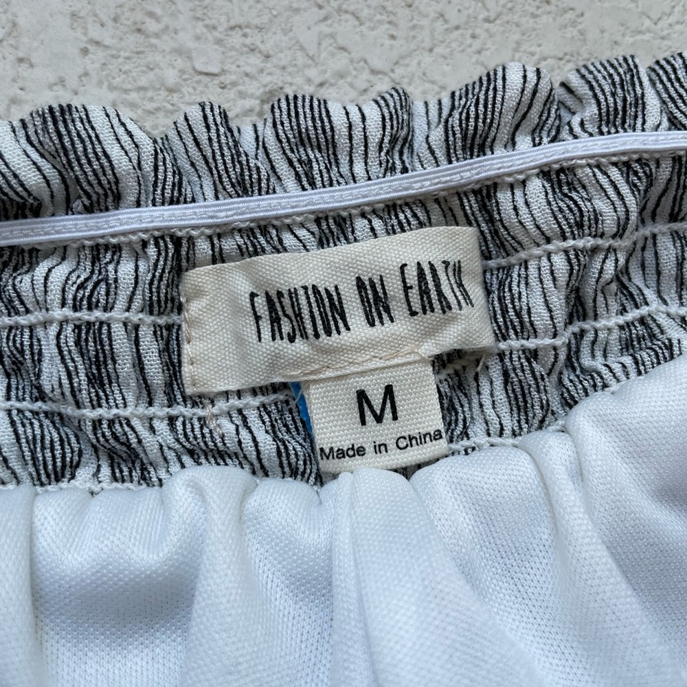 White with black stripe fashion on earth wide leg pants size medium